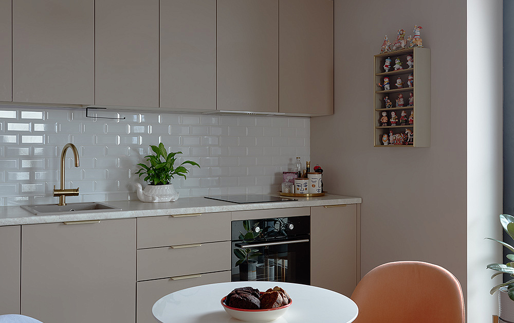 Шкафы и кухня Стоун Колор для однушки с круговой планировкой